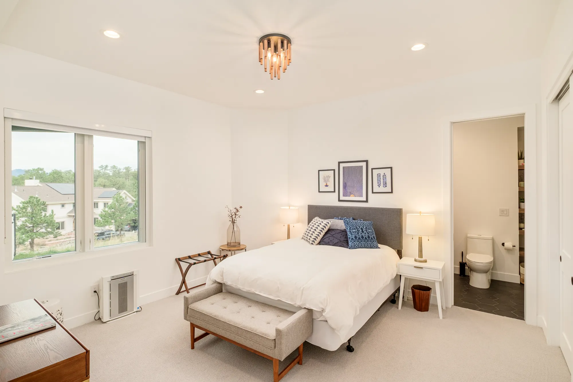 Guest bedroom with an en-suite bath